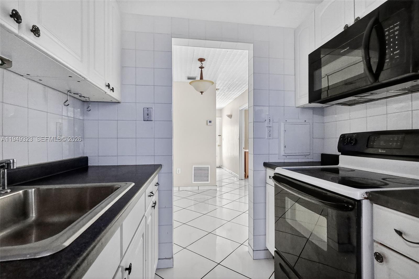 MAR-LEN GARDENS NO 11 COR - Residential