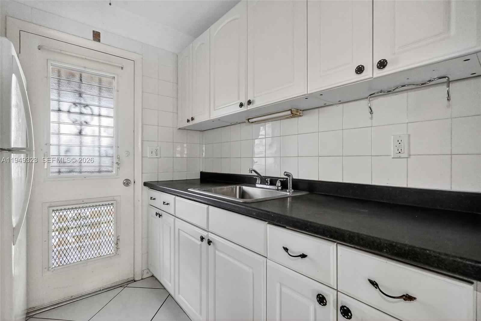 MAR-LEN GARDENS NO 11 COR - Residential