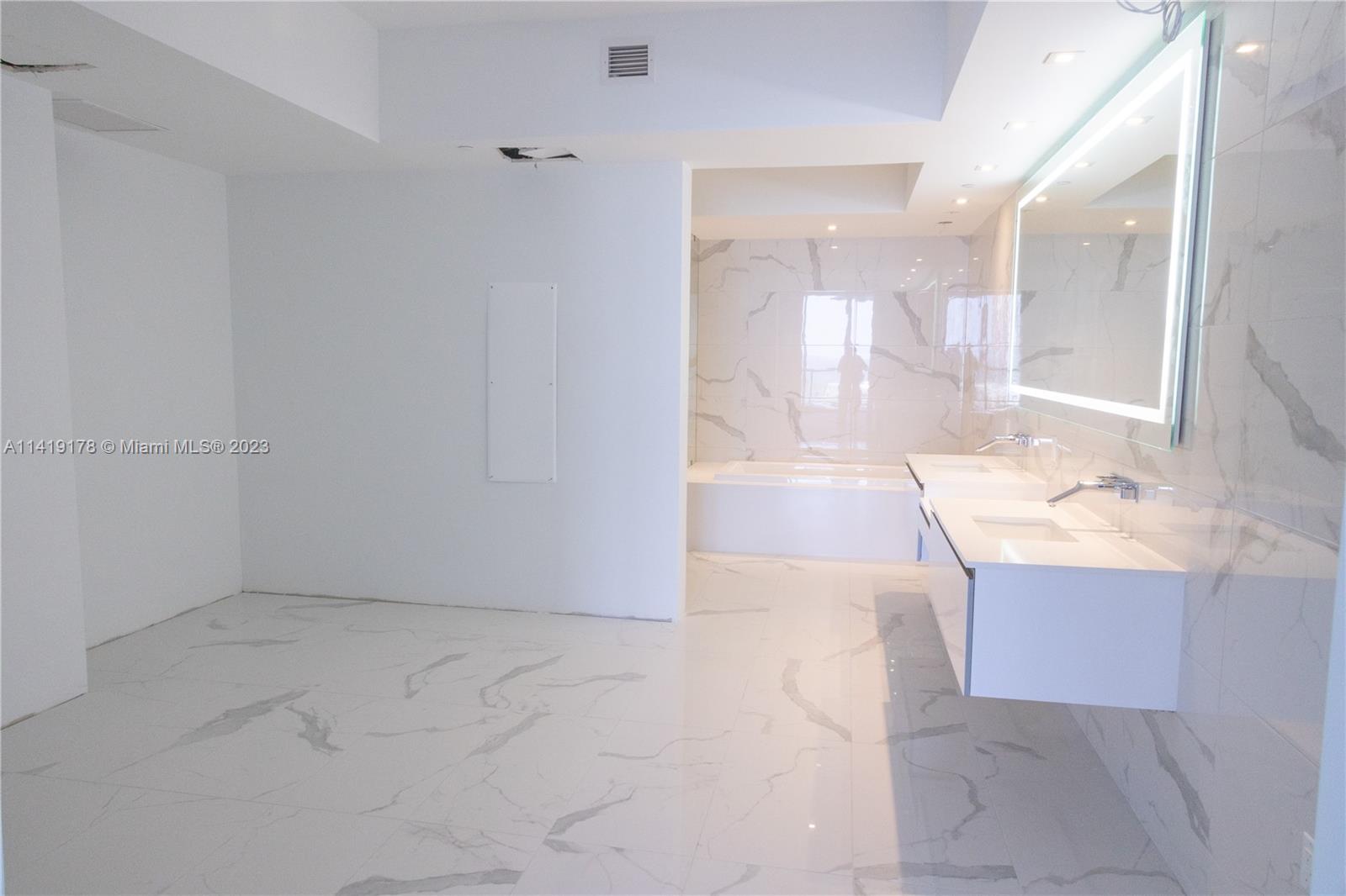 PRIVE CONDO - Residential