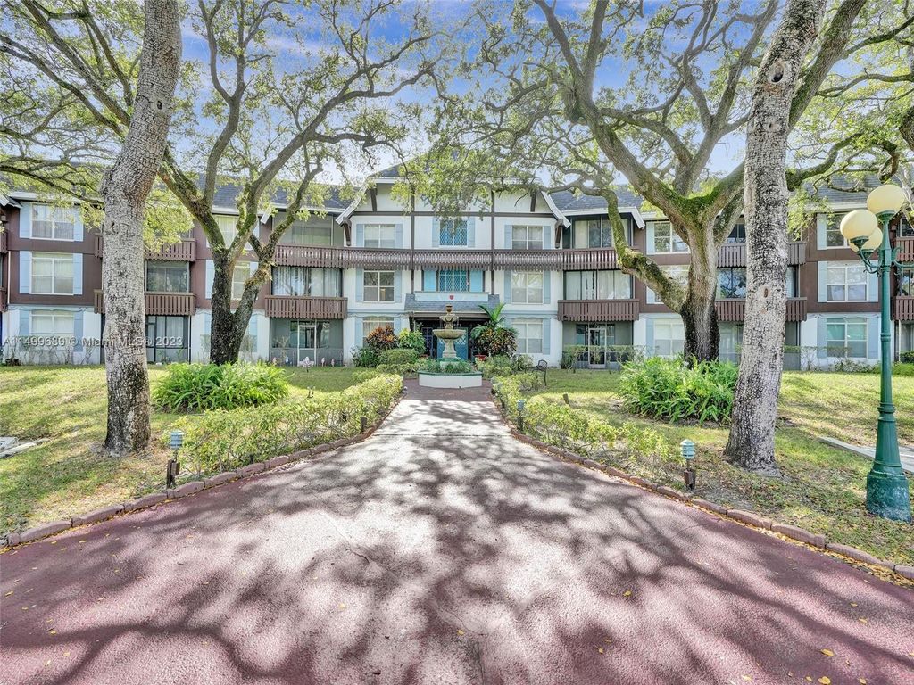 Photo of 3710 Inverrary Dr #3V, Lauderhill, FL 33319 (MLS # A11499689)