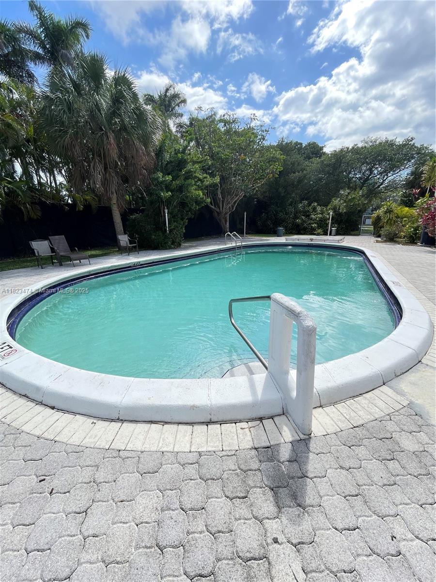 Great for investors! this unit has an excellent location, close to shopping, markets, restaurants and minutes from the beach. it can be rented right away. Rented until August 2025 at $1700.
very low HOA. Building has no reserves. only cash.
We listen to offers.