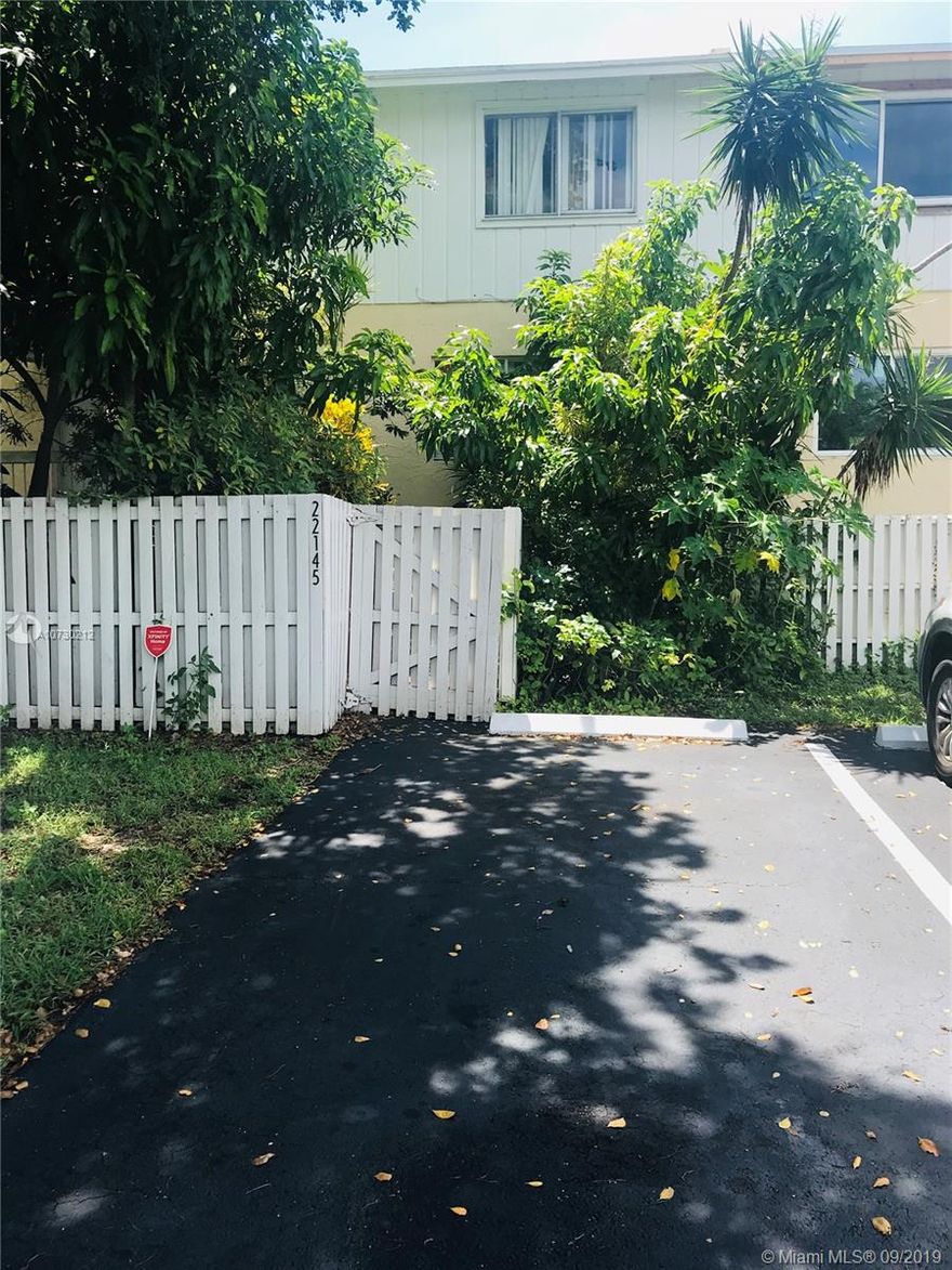 3BED/2.5 BATH TOWNHOUSE AT CUTLER BAY., GATED COMMUNITY.