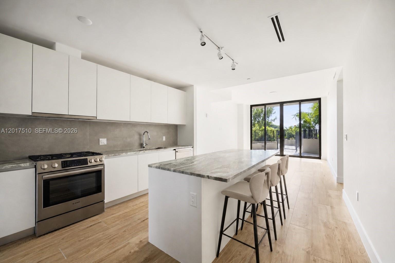 3034 Oak Ave 203