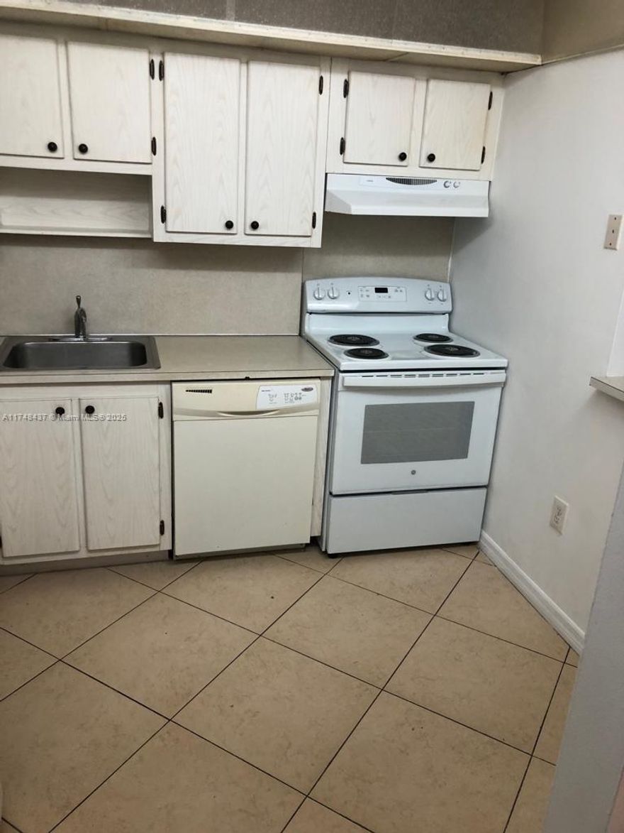 Very nice 1 bedroom apartment in the heart of north miami , gated community, resort style amenities, laundry facilities ,,location , excellent for living or investors