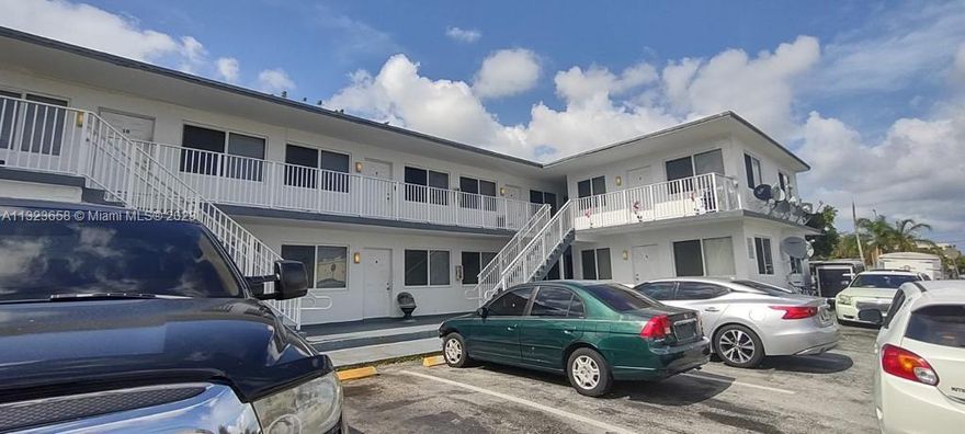 Excellent location!, Great conditions. 1 bed & 1 Bath. Units of 500 sq.ft approx. Impact Windows. Individual Central A/C. Walking distance to Super Wallmart. 3 DAYS APPROVAL. VACANT.