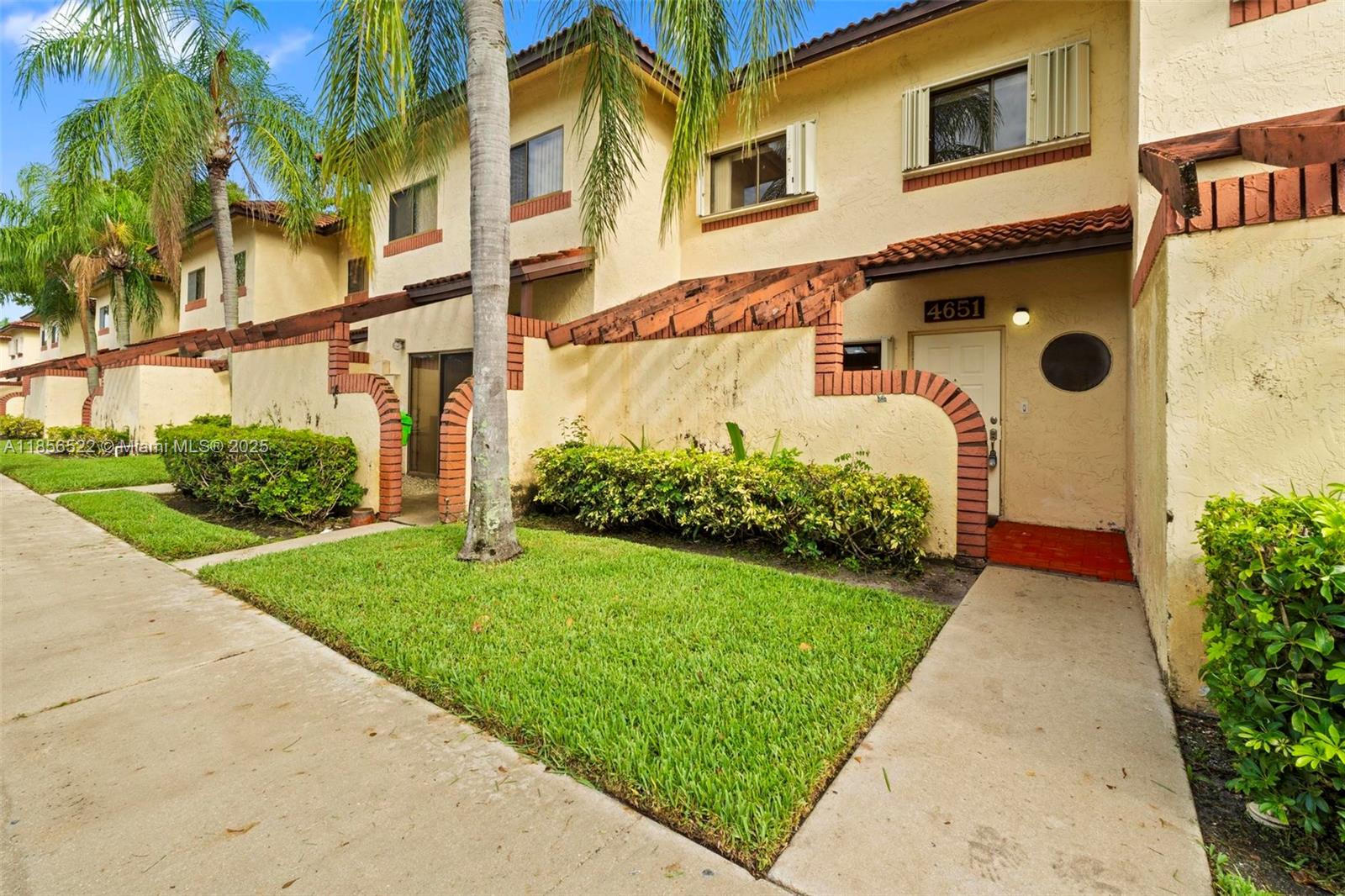 Beautiful Townhome in Sunrise with Quick Approval & Resort-Style Amenities!
Welcome to this charming 3-bedroom / 2-bathroom townhome move-in ready and perfectly situated.
Enjoy bright, well-designed living spaces ideal for your lifestyle. This home includes 2 assigned parking spaces plus guest parking for your convenience.
Live in a community offering resort-style amenities: sparkling swimming pool, basketball courts, children’s playground, and lush green areas to relax and unwind. Perfect for families or anyone seeking a peaceful and safe environment.
Prime location:** close to shopping centers, restaurants, schools, and with easy access to major highways. Quick approval process** so you can move in without delays.