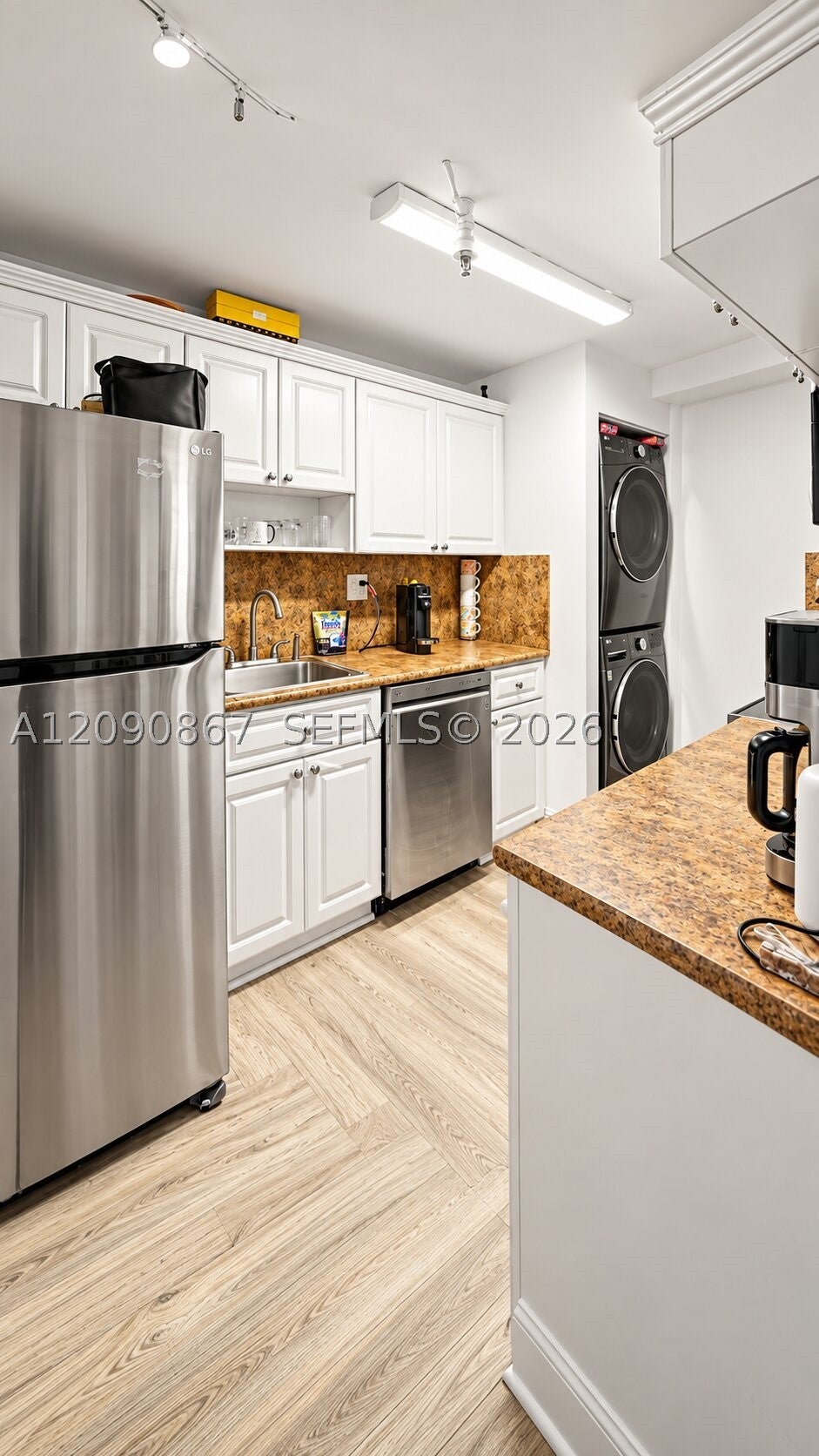 2457 Collins Ave 202