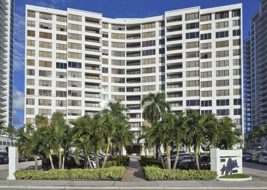 ALEXANDER - HOLLYWOOD BEACH - OCEANFRONT! FURNISHED POOL LEVEL STUDIO WITH MURPHY BED - FLAT SCREEN TV - KITCHEN. VALET PARKING, POOL, HOT TUB, BBQ, NEAR SHOPPING, RESTAURANTS, GOLF COURSES & CASINOS. $750 SECURITY DEPOSIT, $150 MOVE OUT CLEANING FEE TAKEN OUT OF SECURITY ***MINIMUM 1 MONTH RENTAL***RENTED JFM**