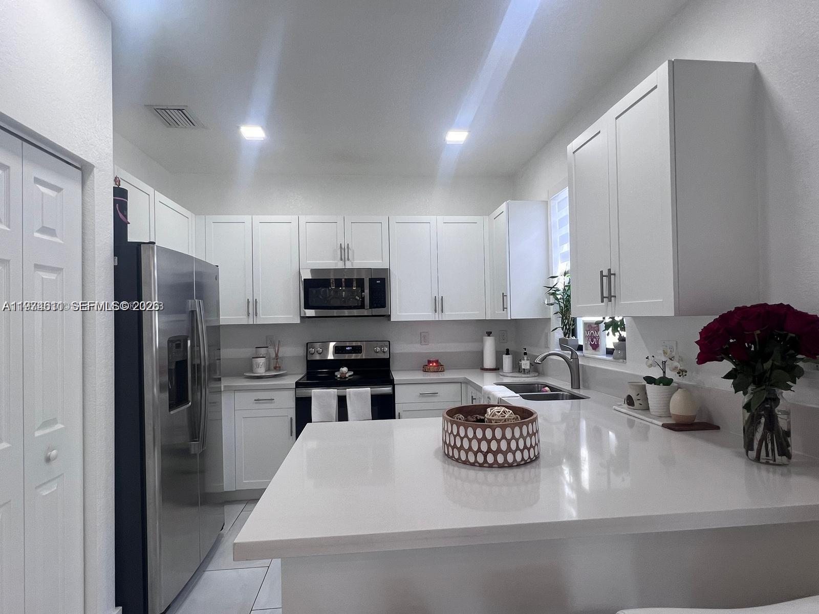 AQUABELLA NORTH REPLAT - Residential Lease