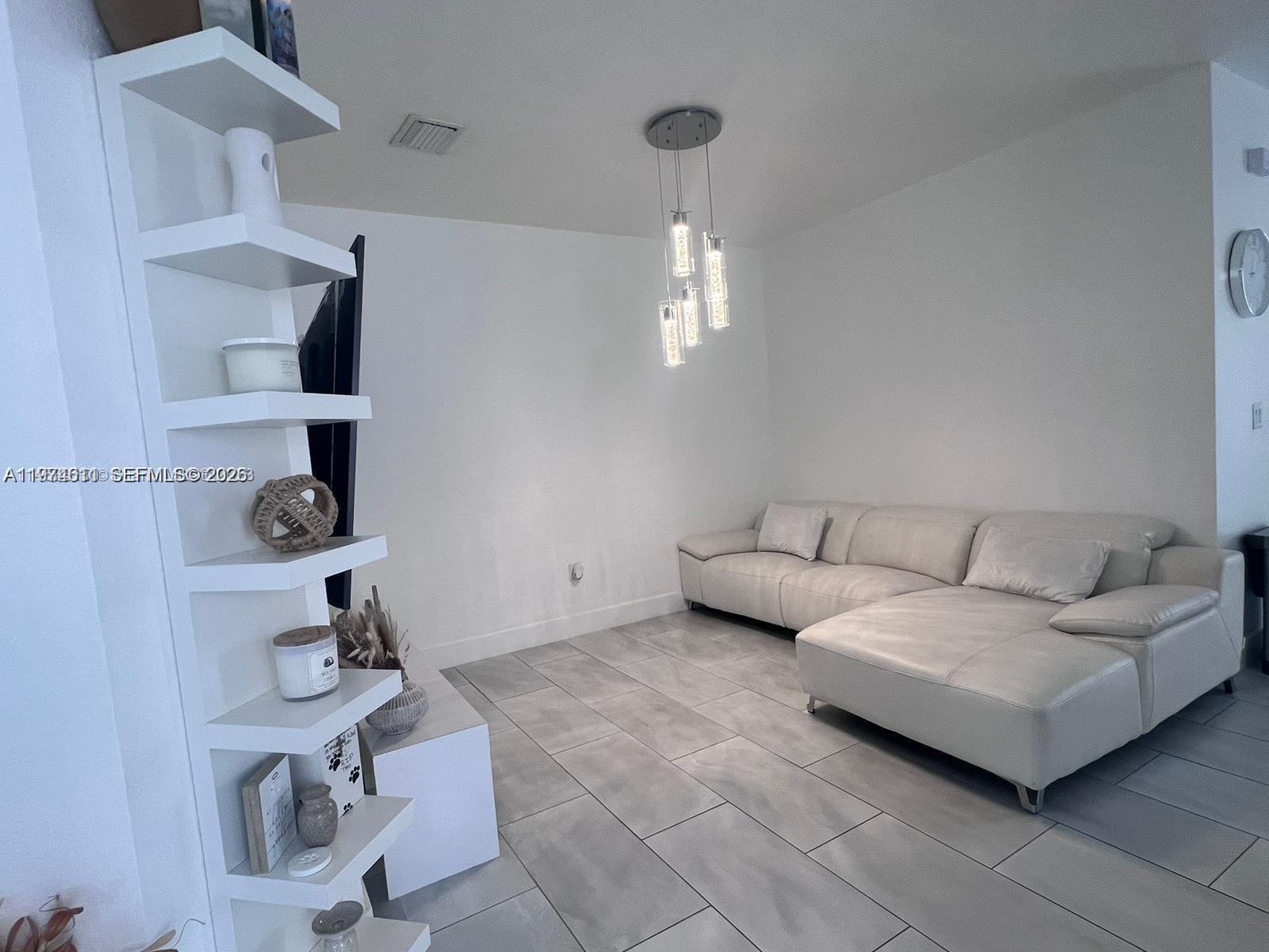 AQUABELLA NORTH REPLAT - Residential Lease