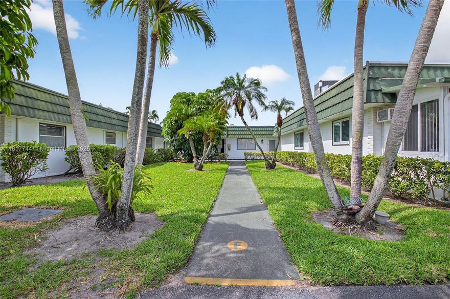 YOUR WAIT IS OVER..... 2 Bedroom, 2 Bath, One Story, Villa Condo in Highly Sought Waterford at Kings Point Delray Beach. Features an Inviting Floor Plan, Remodeled Kitchen, White Raised Panel Cabinetry, Granite Countertops, NEW Stainless Steel Appliances, State-of-the-Art Oven with Built-in Air Fryer, Spacious Master Suite, Large Walk-in Closet, Updated Baths, Generous Guest Room, Neutral Tile Flooring Throughout, Freshly Painted Interior, Sunroom with Utility Closet and Full Size Washer & Dryer.  Kings Point Residents Enjoy Recently Renovated Main Clubhouse + 2 Satellite Clubhouses and Amenities: Tennis, Golf, Pickleball, Arts & Crafts, Shows, and SO MUCH MORE.... HURRY, THIS ONE WILL SELL FAST! ***MIRRORS IN LIVING ROOM PHOTOS BEING REMOVED & LED LIGHTING INSTALLED***