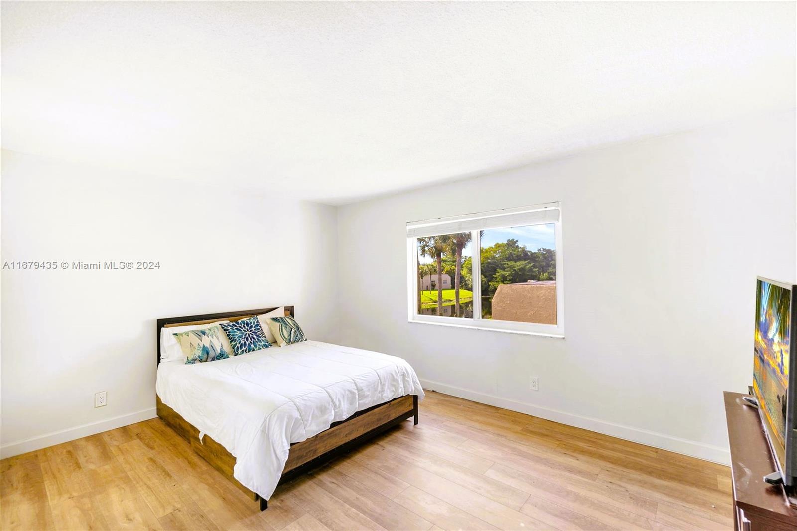 GOLDEN LAKES VILLAGE COND - Residential