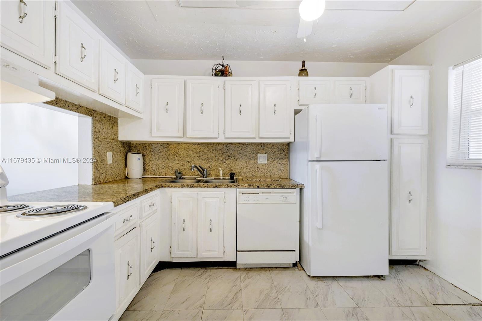 GOLDEN LAKES VILLAGE COND - Residential