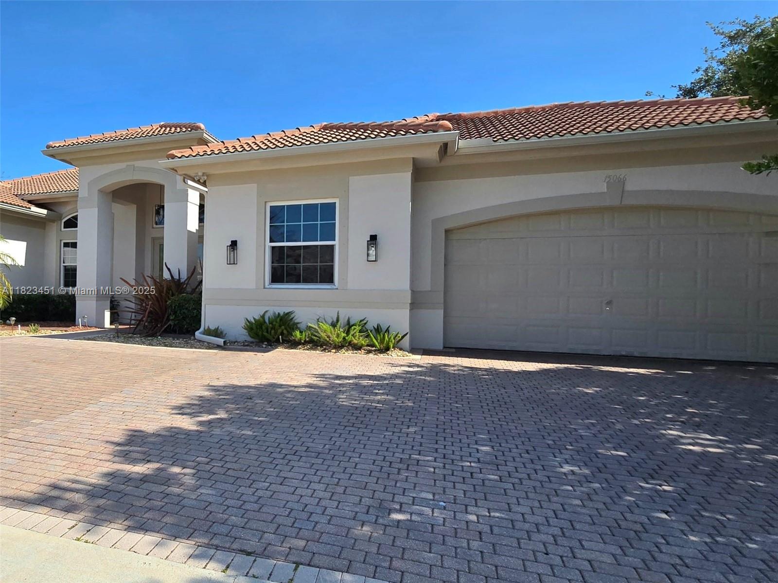 15066 Sw 39th St, Davie, Broward County, Florida - 5 Bedrooms  
4 Bathrooms - 