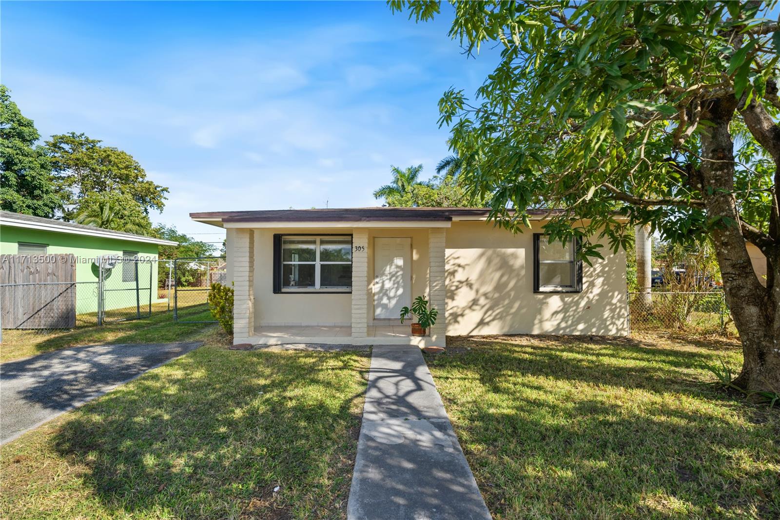 305 Nw 7th Ave, Homestead, Miami-Dade County, Florida - 2 Bedrooms  
1 Bathrooms - 