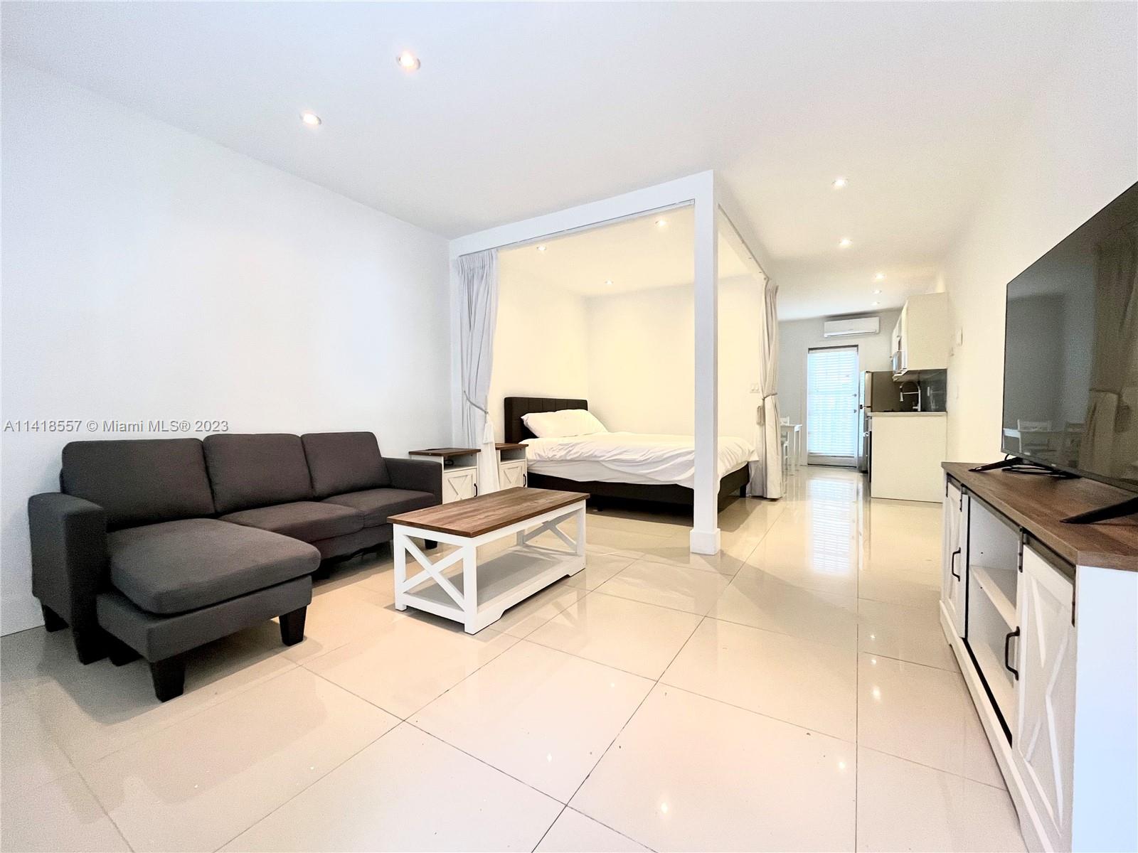 Best Location !! Opportunity to live in this Updated Studio located at South of Fifth Neighborhood. 5 minutes walk from South Point Park, close to restaurants and shops. Laundry on-site, water included.