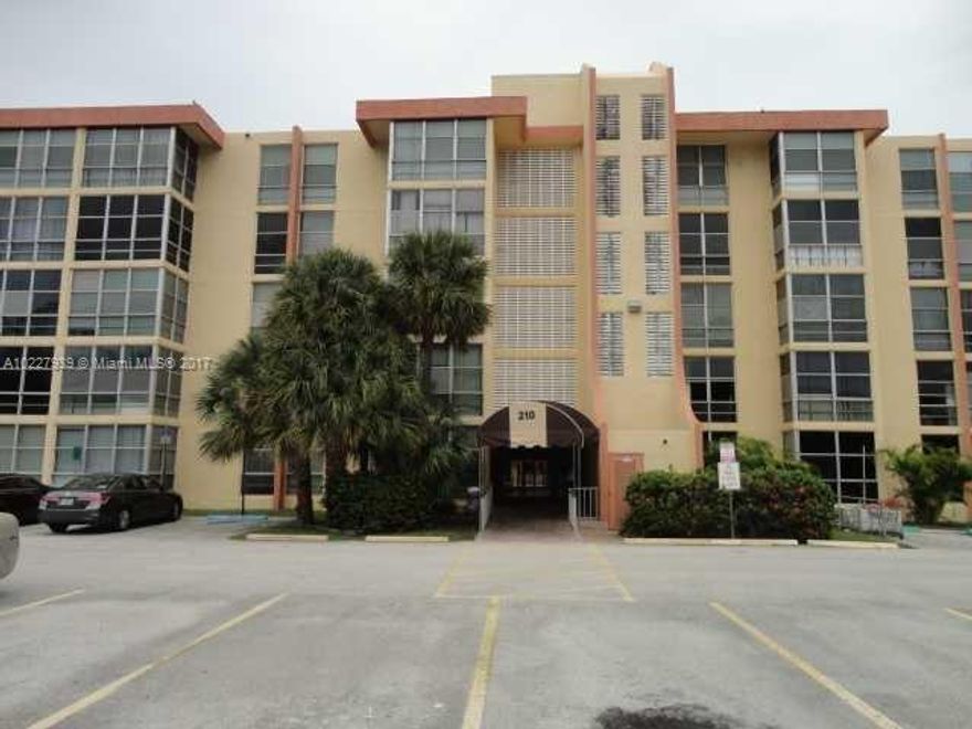 Nice sized 1/1/.5  One of the best areas on sunny isles beach! Walking distance to beaches, restaurants, hotels etc. 
Can do month to month for one year or a year contract!