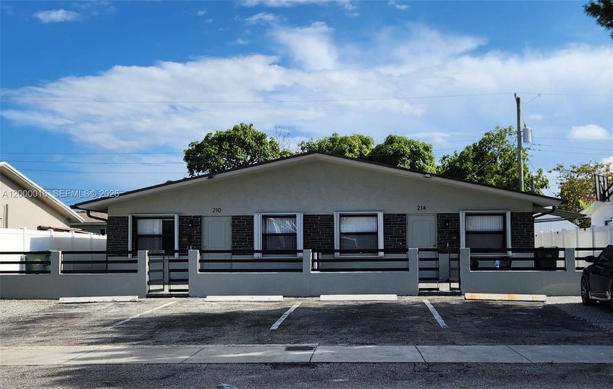 Updated 3-bedroom, 2-bathroom available for rent. Located in a quiet dead end street, this property features
spacious living areas with plenty of natural light. The open-concept living and dining area provides a welcoming
space for family gatherings and entertaining. The fully equipped kitchen comes with modern appliances, ample
counter space, and cabinets for storage. The master suite includes a private bathroom, while the two additional
bedrooms share a second bathroom. The property also includes an in-home laundry closet with a washer and dryer
for convenience. Outside, you'll find a private yard, ideal for relaxation or outdoor activities. Don't miss out on this
opportunity to enjoy comfortable, easy living in a prime location!