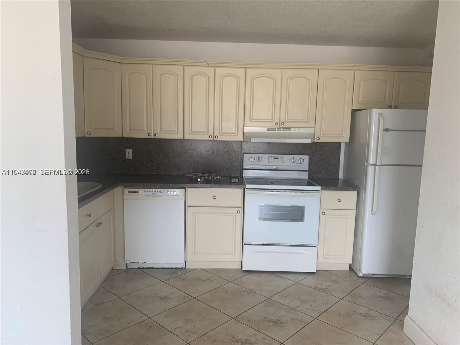 NARANJA LAKES CONDO NO 5 - Residential