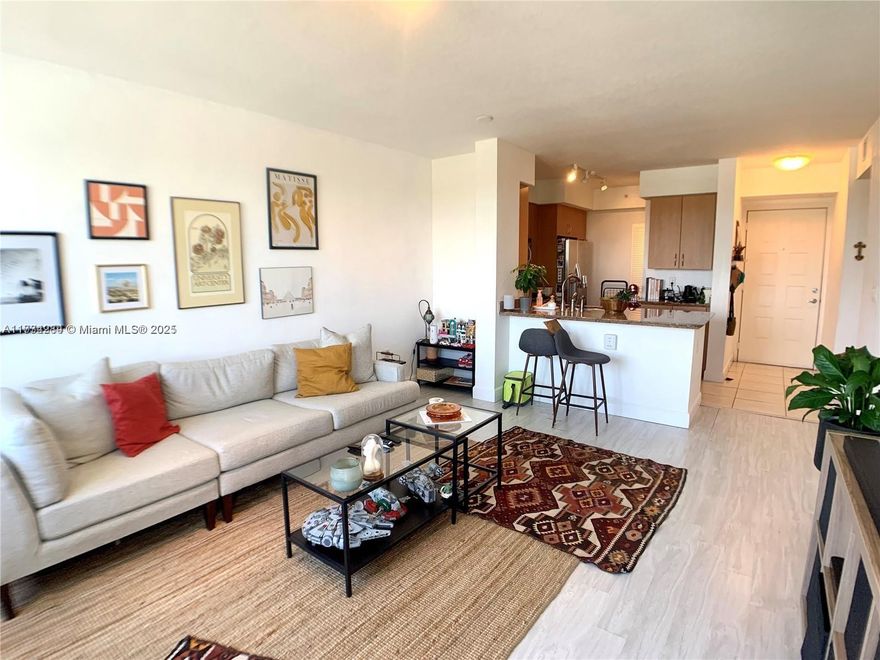 Price to sell best opportunity in the building! The condo fee includes water, internet, and cable. One bedroom apartment with new floor, fresh painted, storage and impact windows. Located in the heart of Downtown Hollywood, next to the globally known ArtsPark at Young Circle. The building is resort style offering a variety of in-house amenities including valet, garage, and guest parking, roof top pool with panoramic city views, club room, party room, theater room, gym with indoor jacuzzi & sauna, sanctuary courtyard, screening room, library & internet cafe, onsite management and security.

Located less than 10m driving to the beach, you can find unique shopping, beachfront restaurants, and bars along Hollywod's Broadwalk.