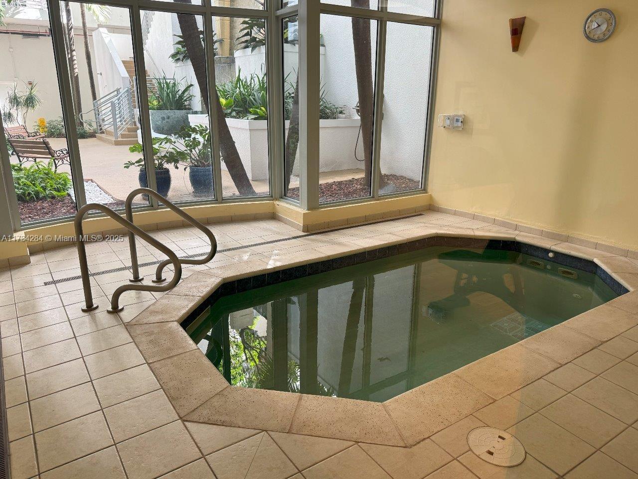 RADIUS CONDO - Residential