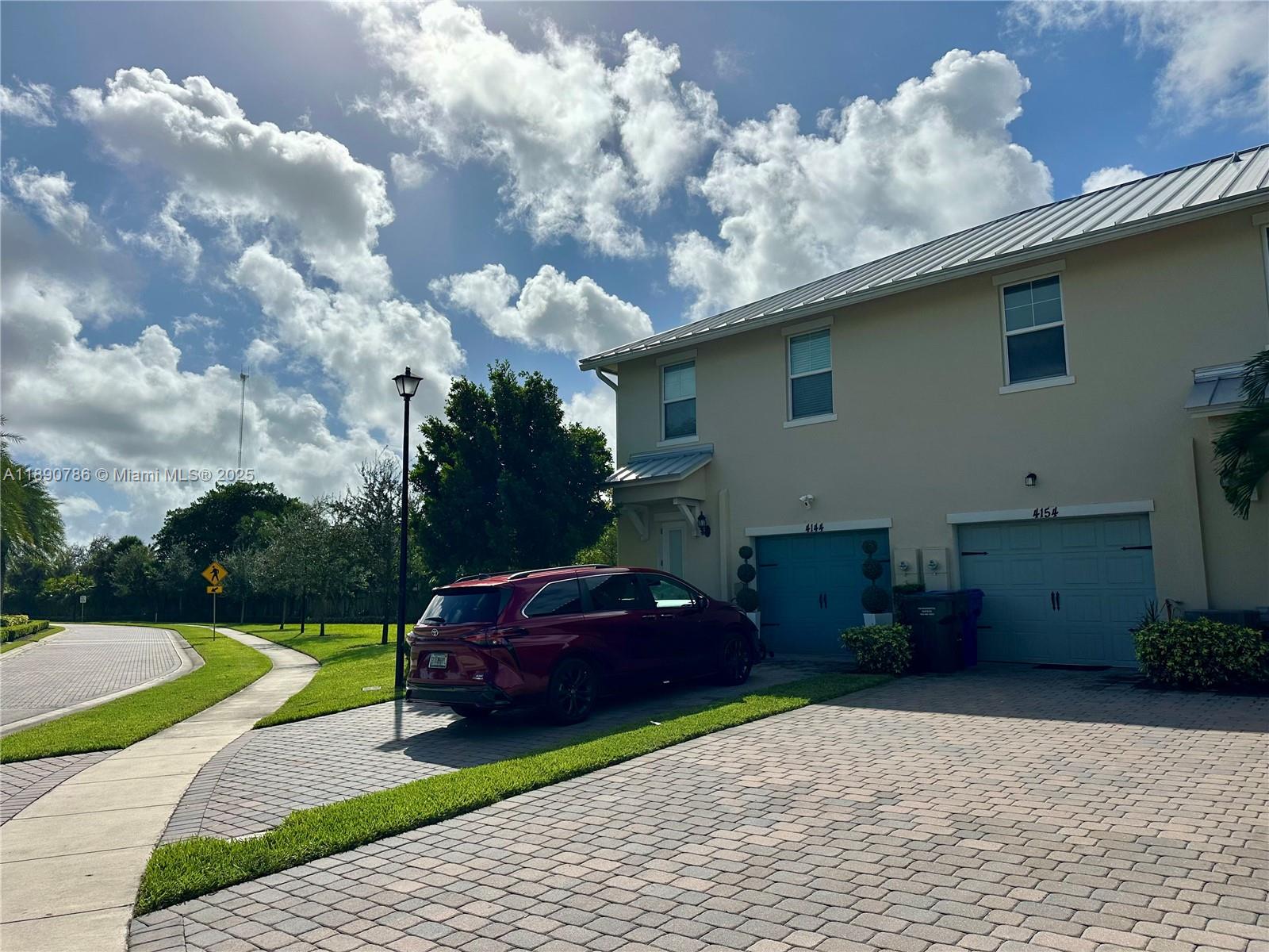HILLCREST COUNTRY CLUB SO - Residential Lease