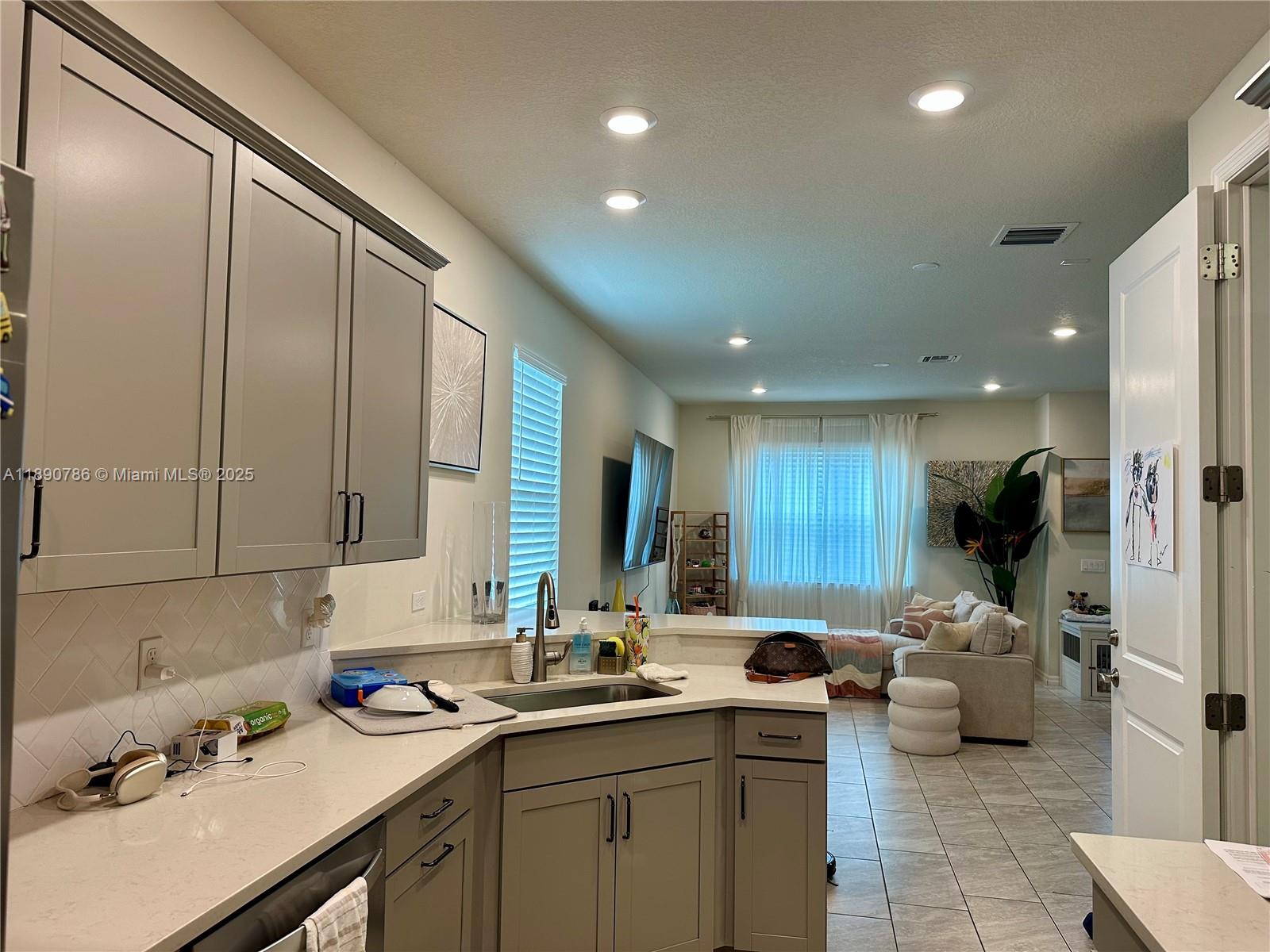 HILLCREST COUNTRY CLUB SO - Residential Lease