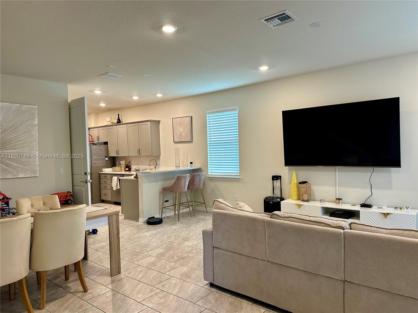 HILLCREST COUNTRY CLUB SO - Residential Lease
