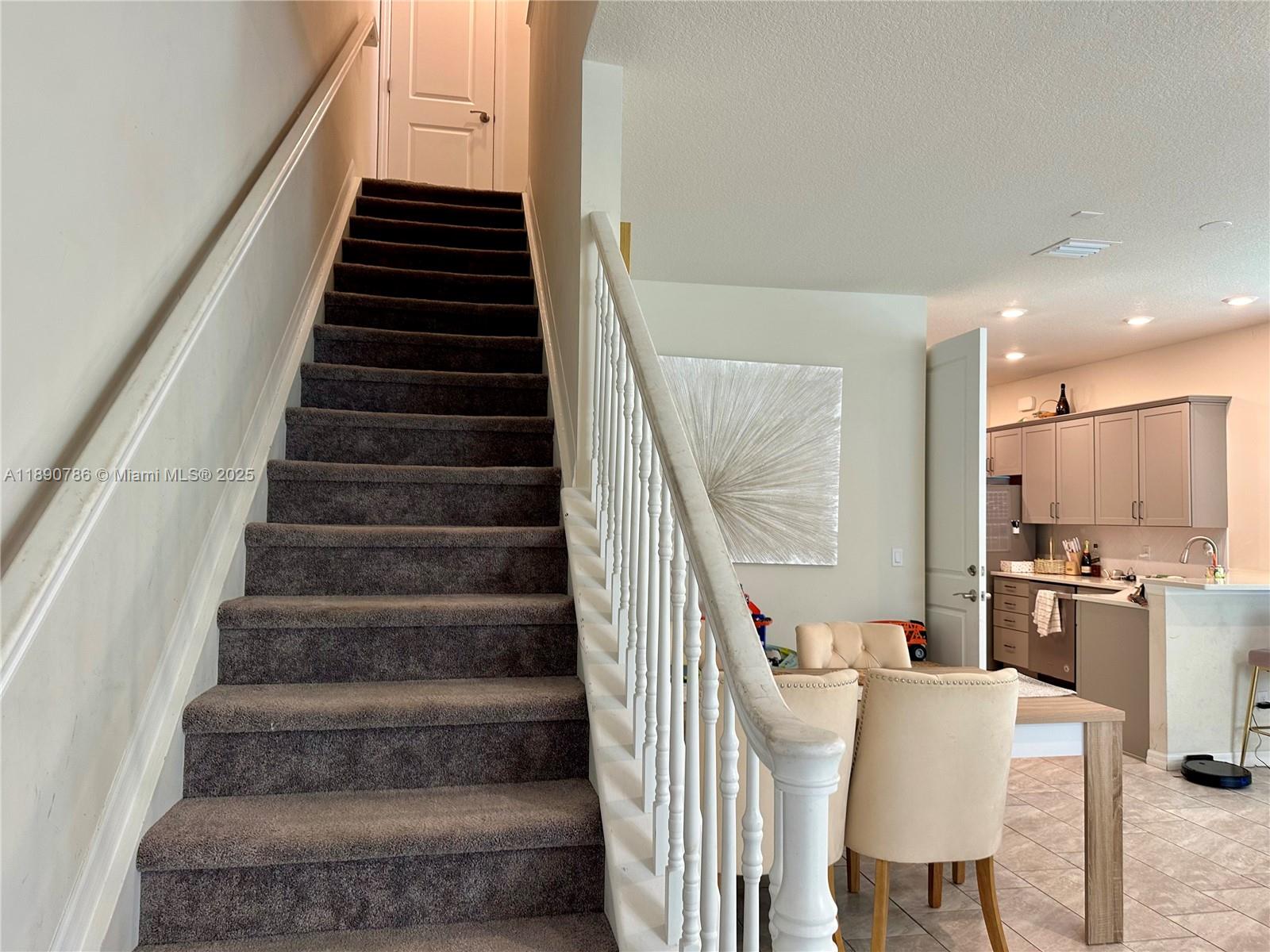 HILLCREST COUNTRY CLUB SO - Residential Lease