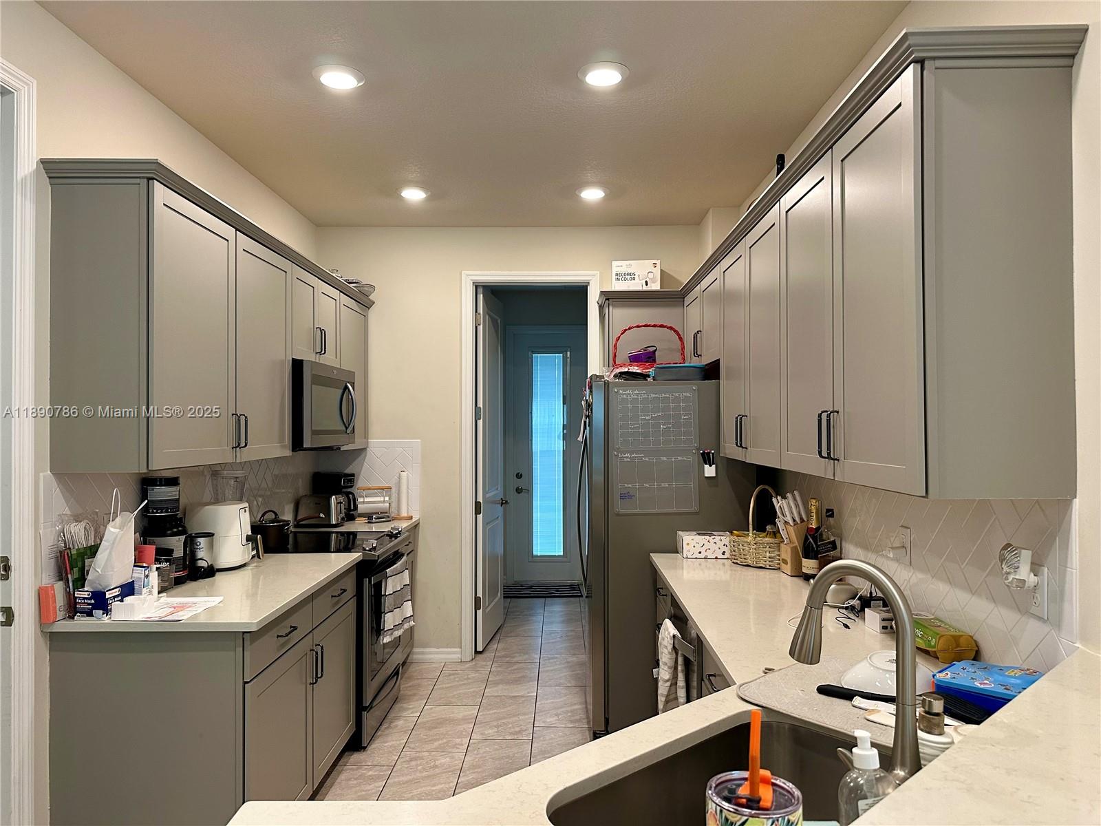 HILLCREST COUNTRY CLUB SO - Residential Lease