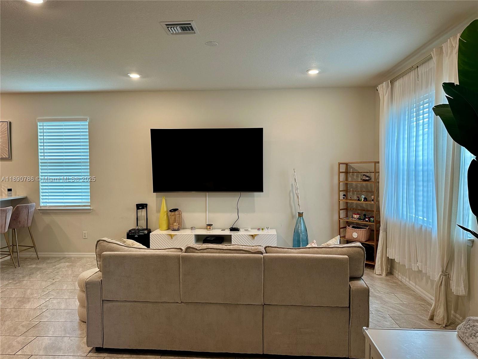 HILLCREST COUNTRY CLUB SO - Residential Lease