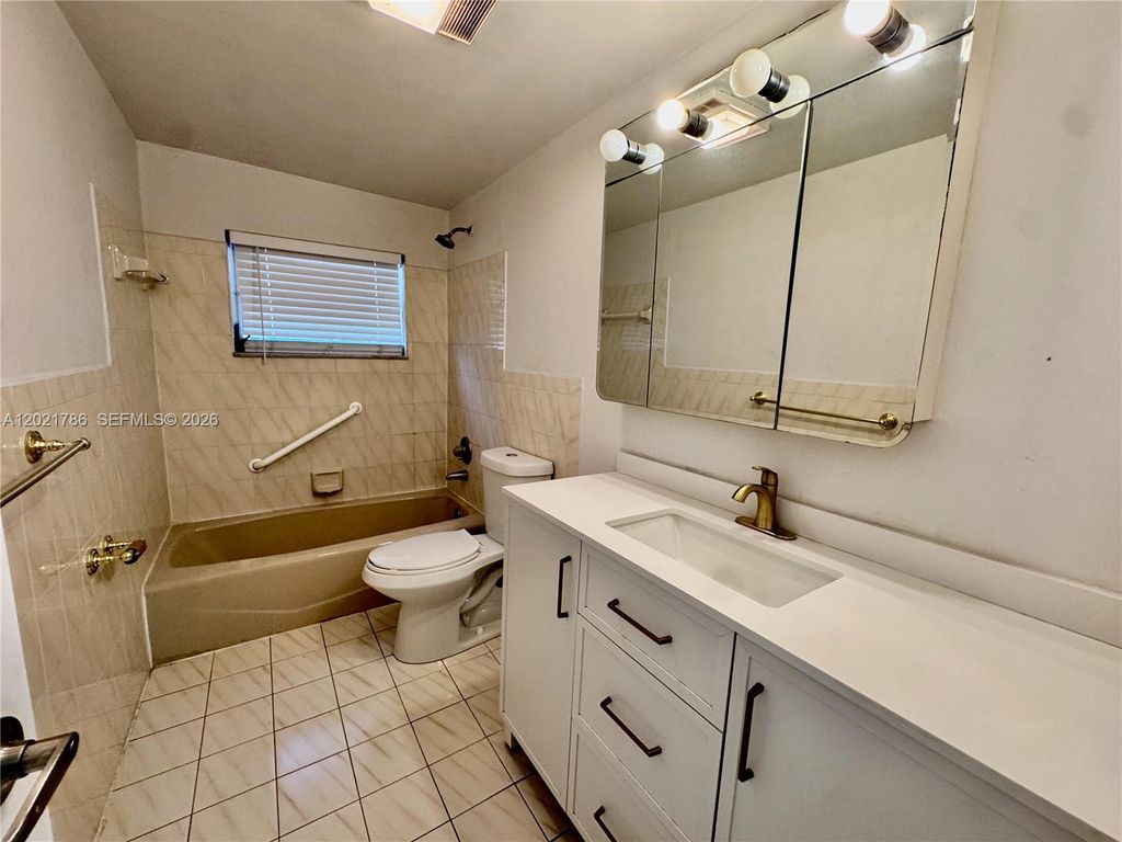 Photo of 719 Glenn Pkwy #2, Hollywood, FL 33021 (MLS # A12021786)
