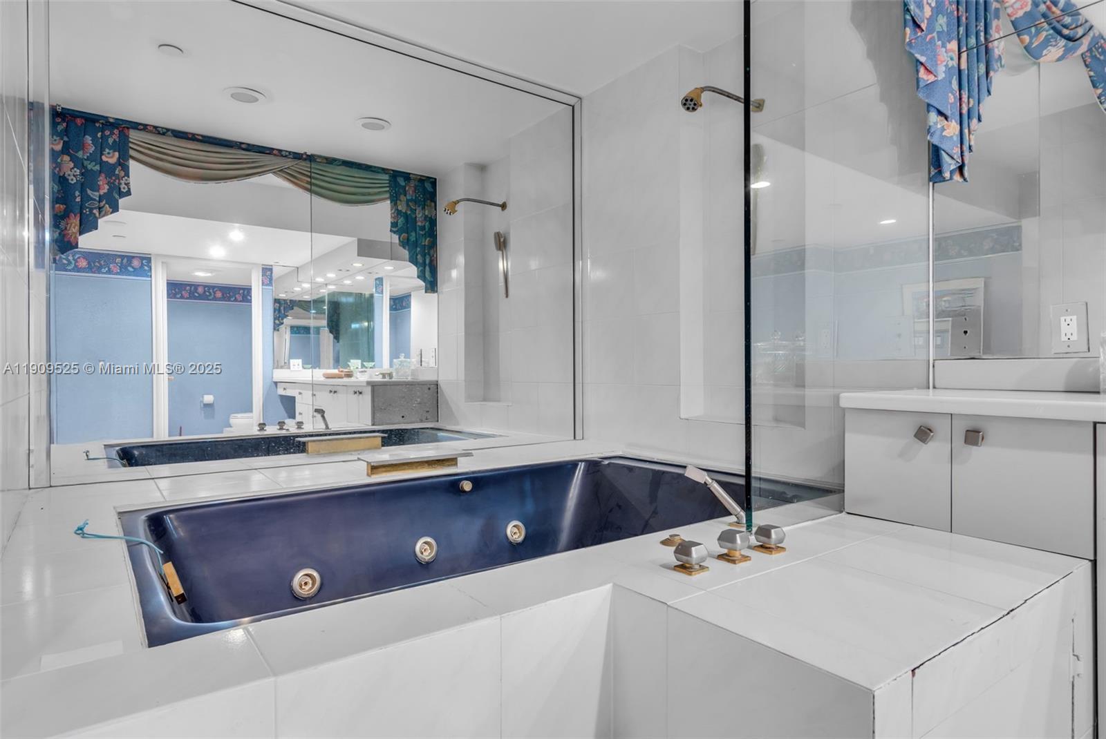 THE EMERALDBAY @ KEY COLO - Residential