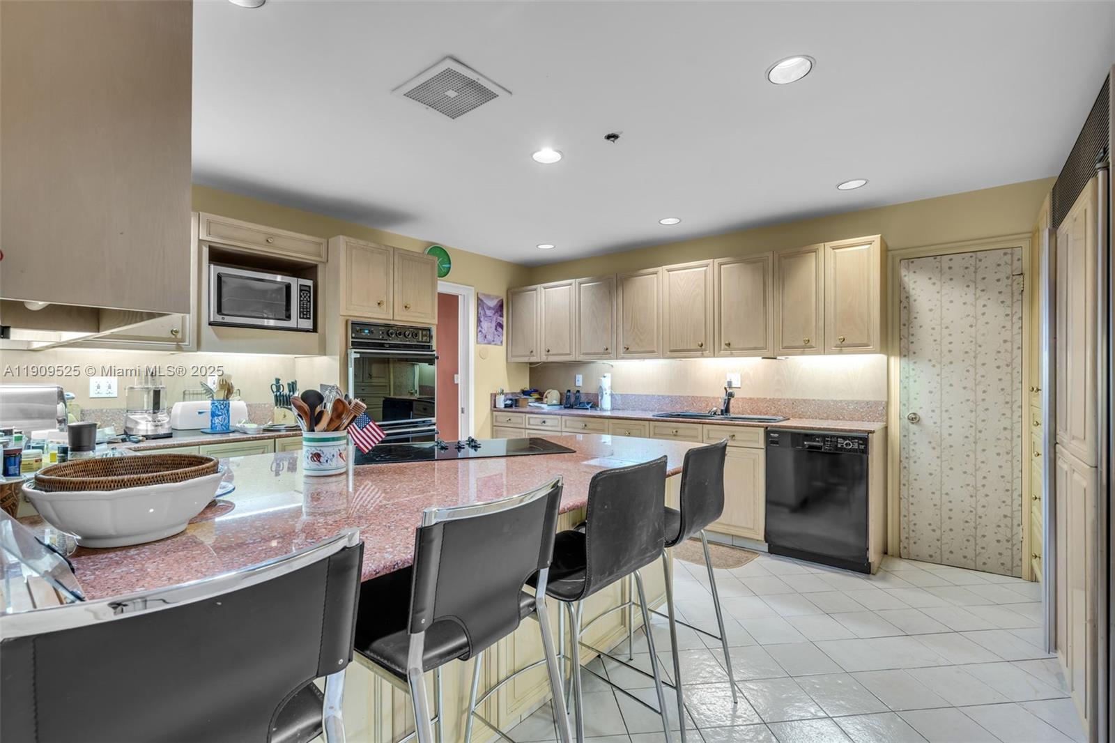 THE EMERALDBAY @ KEY COLO - Residential