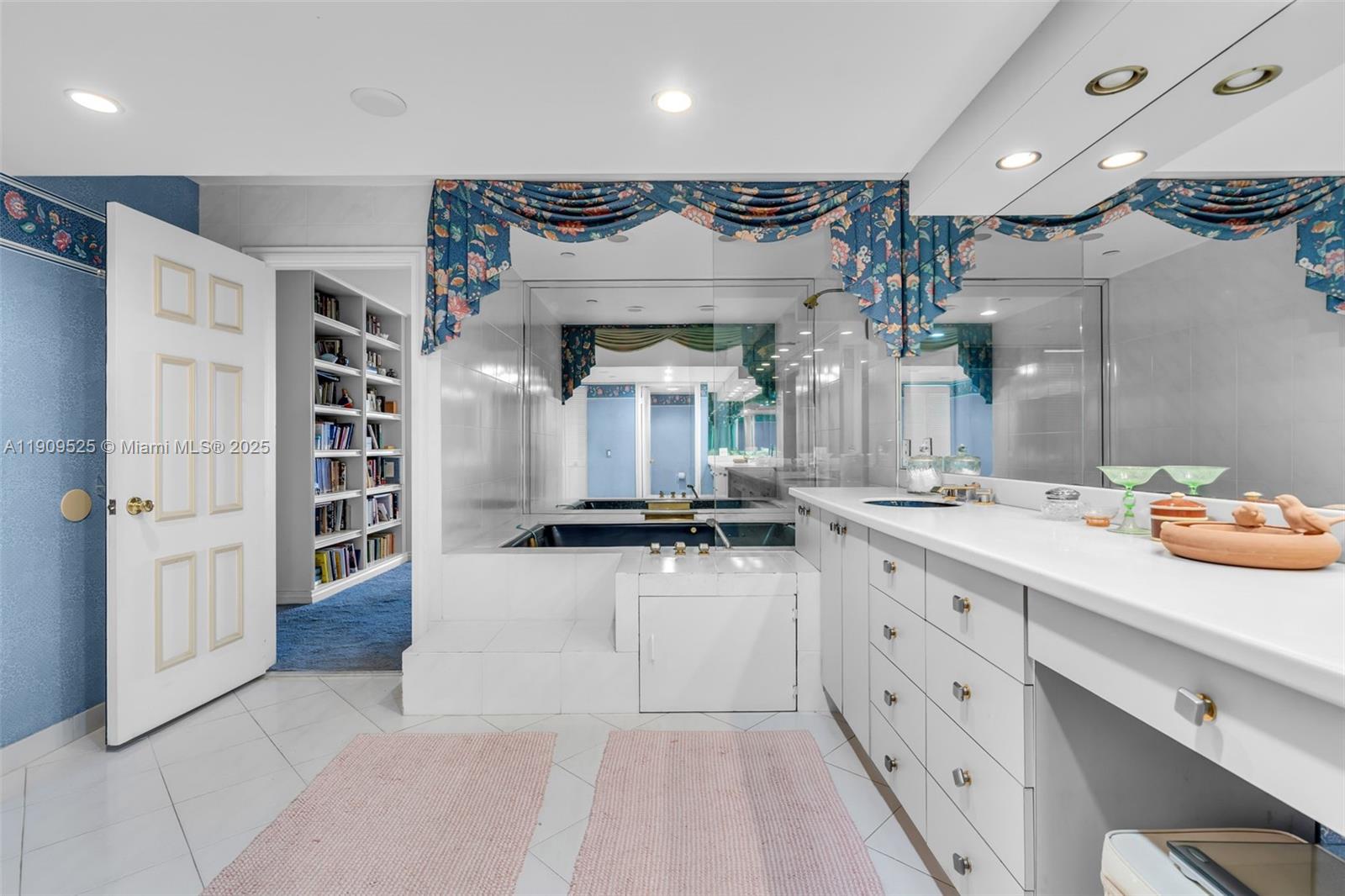 THE EMERALDBAY @ KEY COLO - Residential