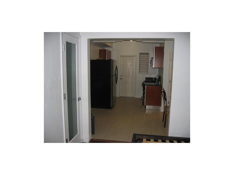 Large studio in the hearth of South Beach, brand new kitchen, great deal!!!!