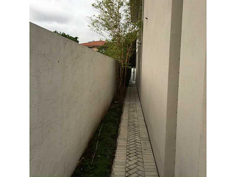 DOUGLAS MANOR V CONDO - Residential Lease