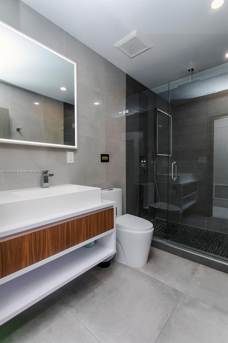 HOLLYWOOD LAKES SECTION - Residential Lease