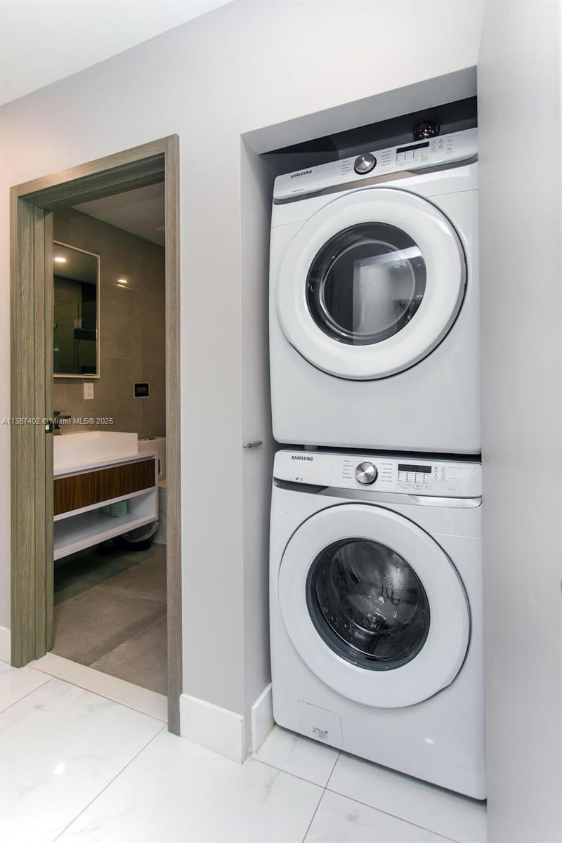 HOLLYWOOD LAKES SECTION - Residential Lease