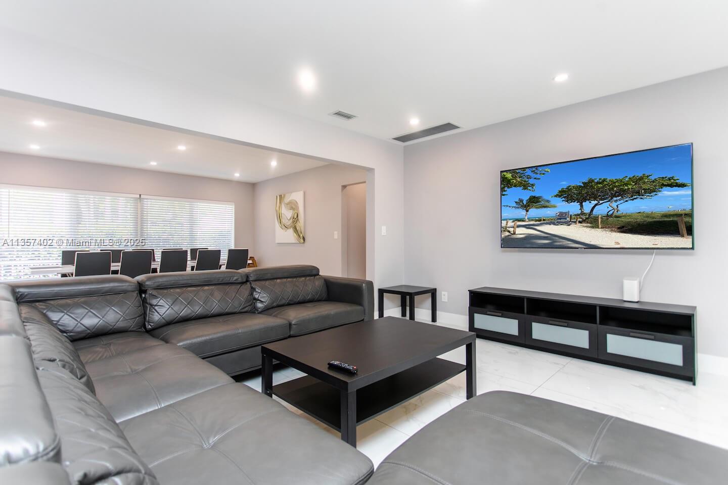 HOLLYWOOD LAKES SECTION - Residential Lease