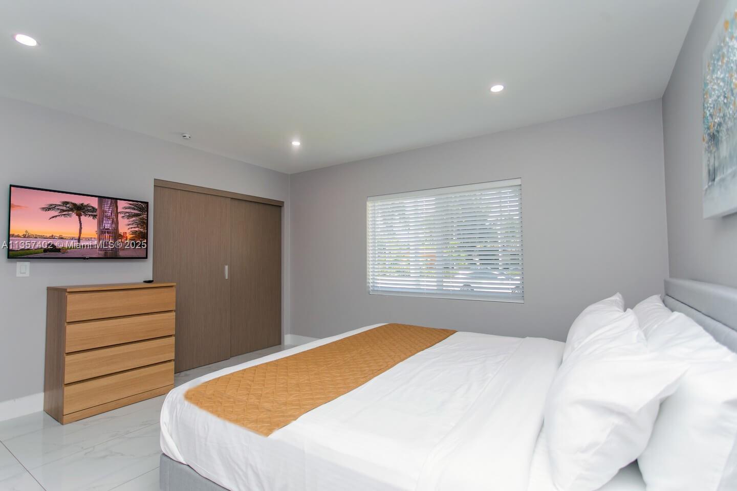 HOLLYWOOD LAKES SECTION - Residential Lease