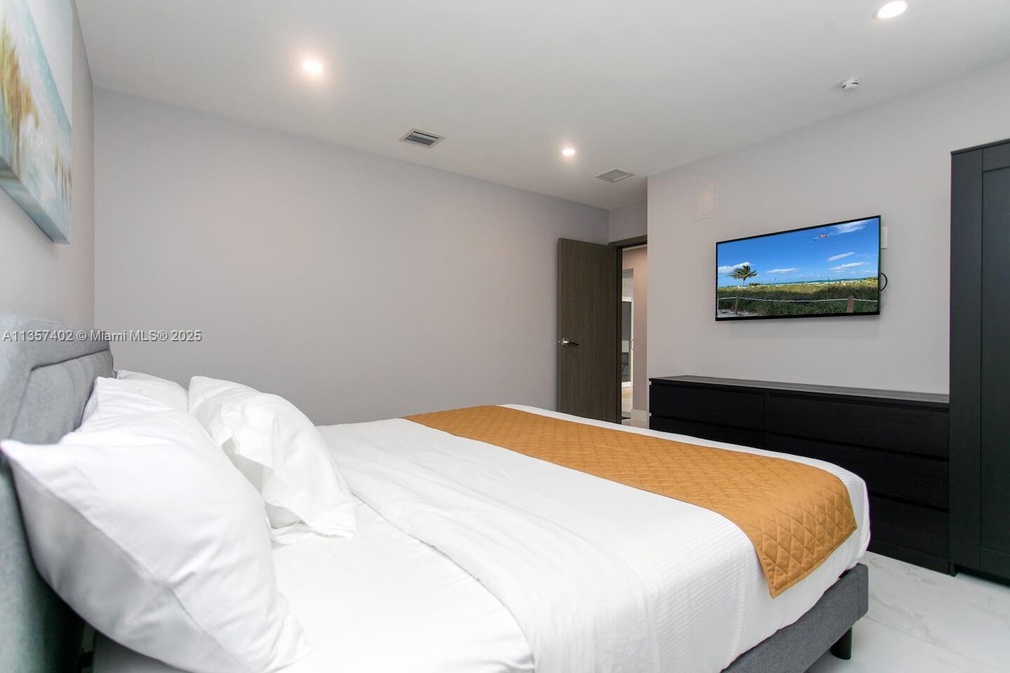 HOLLYWOOD LAKES SECTION - Residential Lease