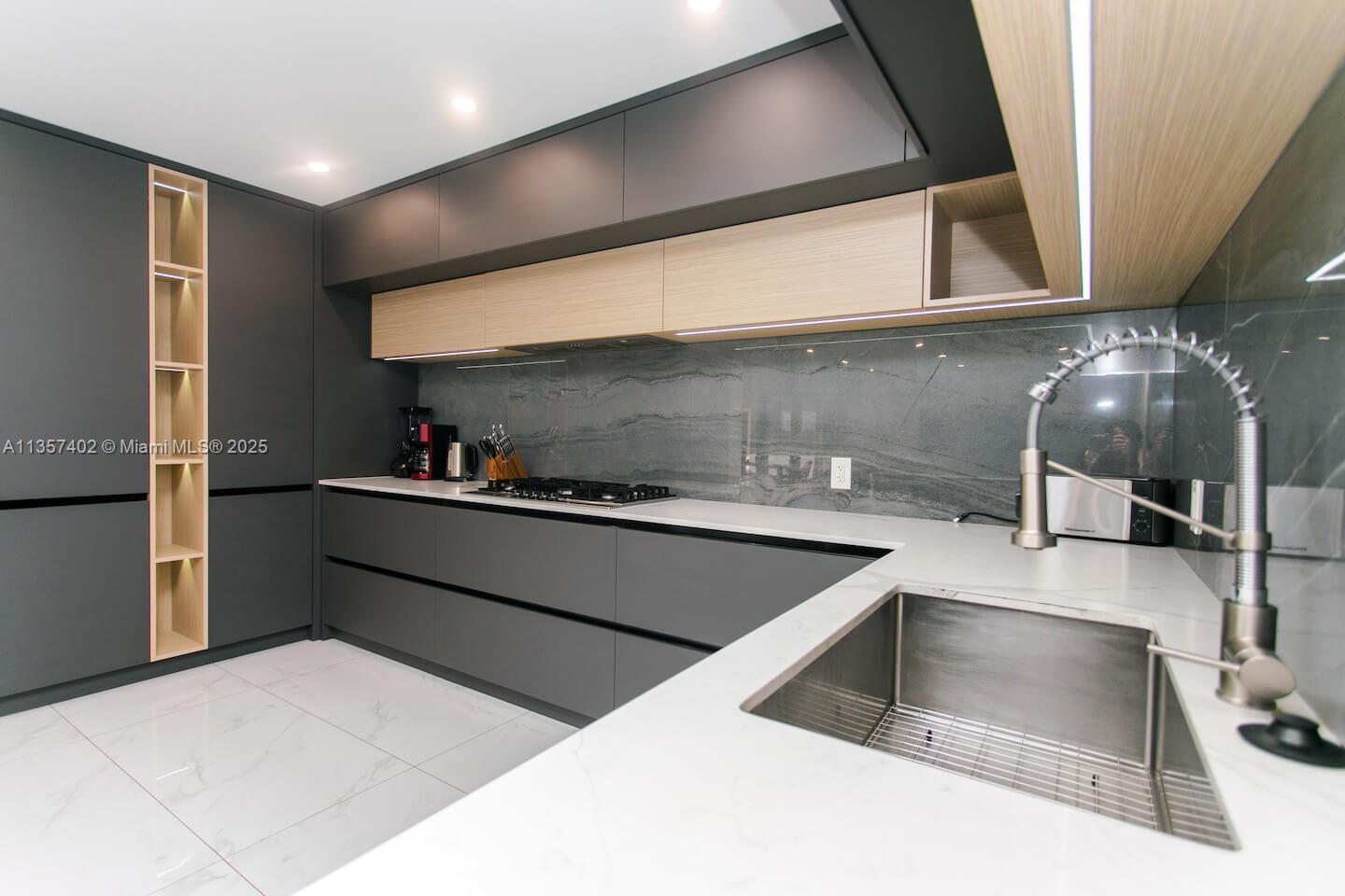 HOLLYWOOD LAKES SECTION - Residential Lease