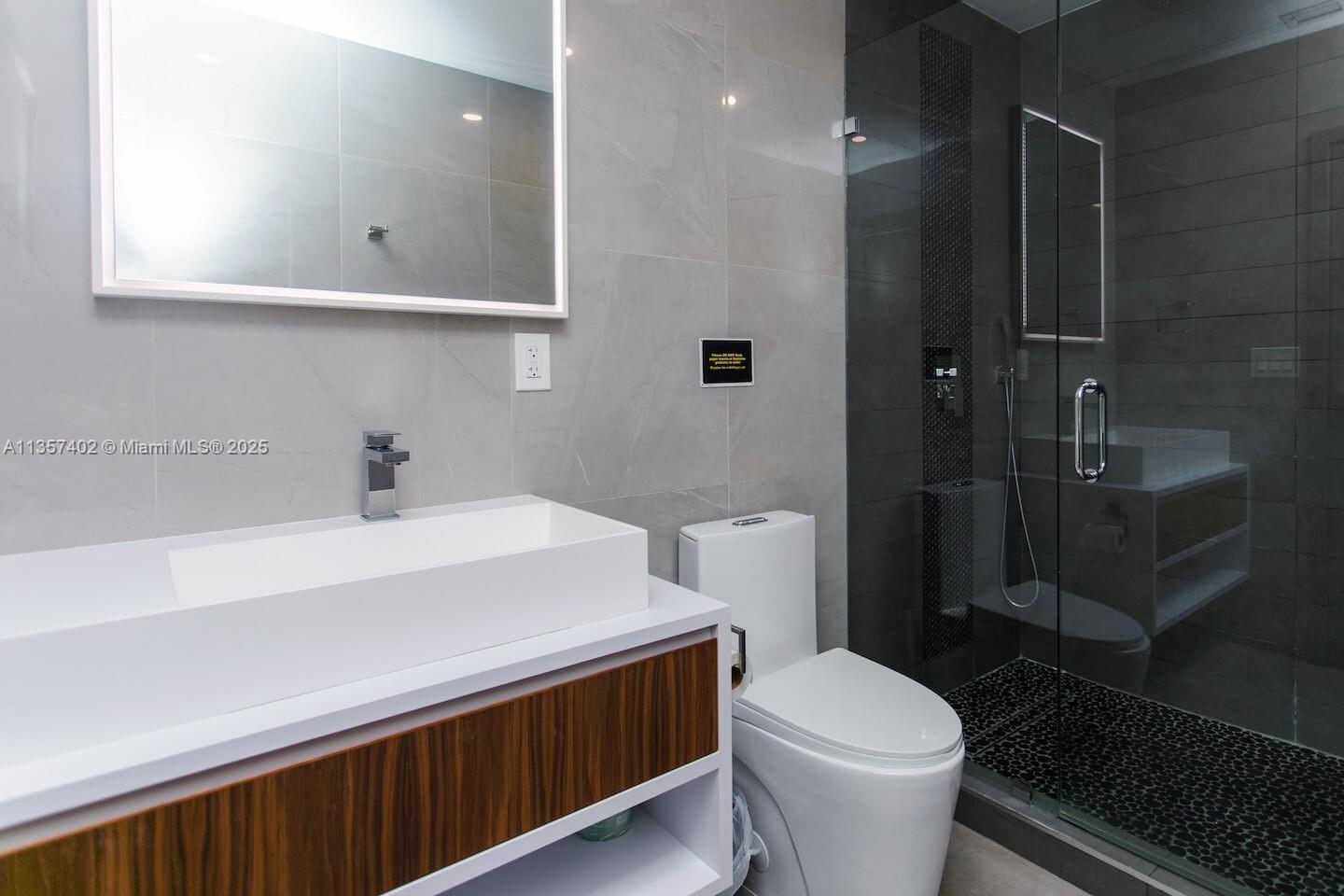 HOLLYWOOD LAKES SECTION - Residential Lease