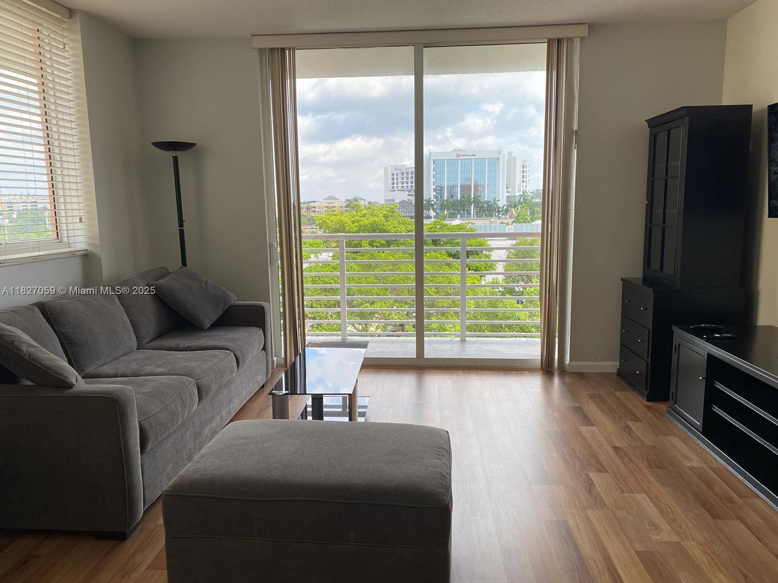 Beautiful corner unit with extra windows in the heart of Aventura. Enjoy this open floorplan, kitchen with granite counter top, stainless steel appliances, washer/dryer inside the unit. Gym, infinite pools, hot tube, guard 24 hours, valet parking, business center and much more!!. Ready to move in.