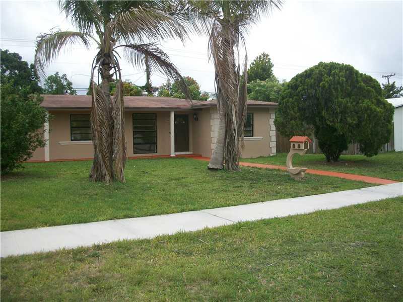 VERY NICE AREA IN PALMETTO COUNTRY CLUB, SPACIOUS 4/3 HOME WITH A BIG PATIO WITH ROOM FOR A BOAT. CLOSE TO SCHOOLS AND SHOPPING CENTER. NO FORECLOSURES WORRIES.