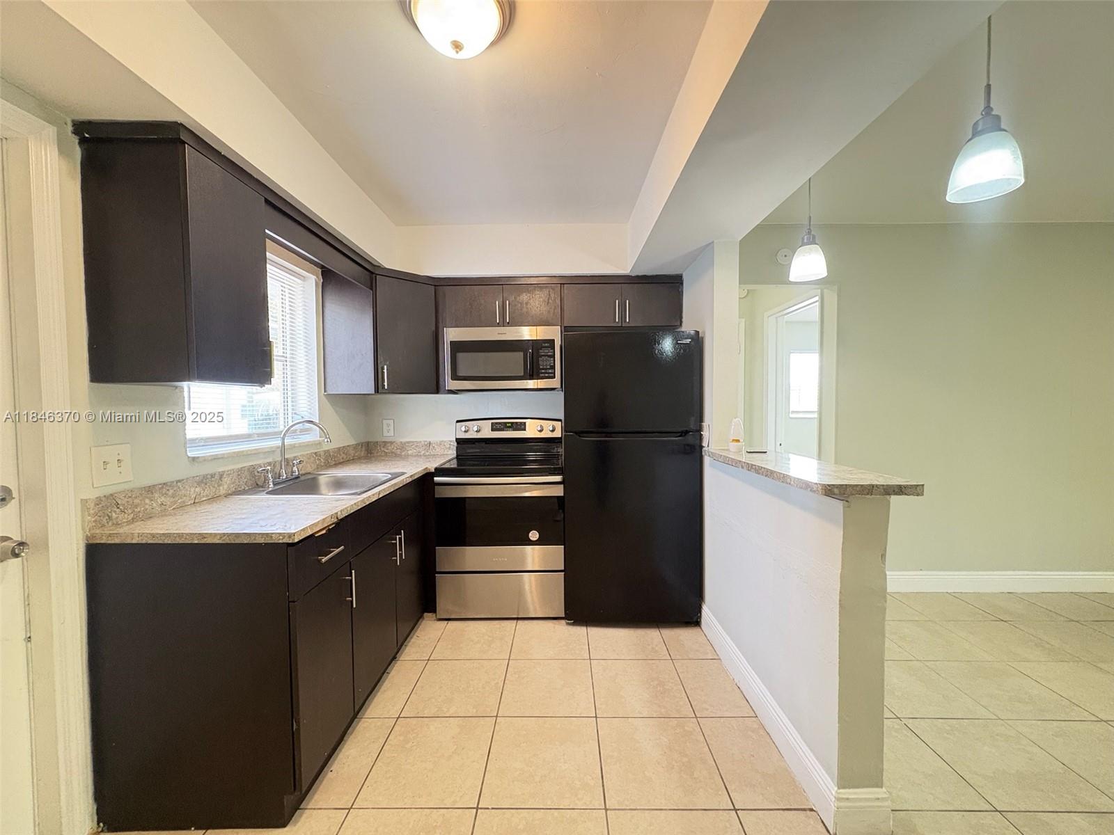This lovely unit is a 1-bedroom/1-bathroom unit located in Fort Lauderdale. Tile floors throughout, great kitchen with appliances, including a washer and dryer. Freshly painted. Convenient location, with Access to Main roads & highways such as I-95, as well as dining and entertainment options. If a pet is approved, a non-refundable deposit of $300 will be required. Dogs can weigh up to 20 pounds; landlords typically don’t accept dogs weighing more than that. Before moving in, the landlord requires mandatory renter's insurance, a one-month rent payment, and two security deposits.