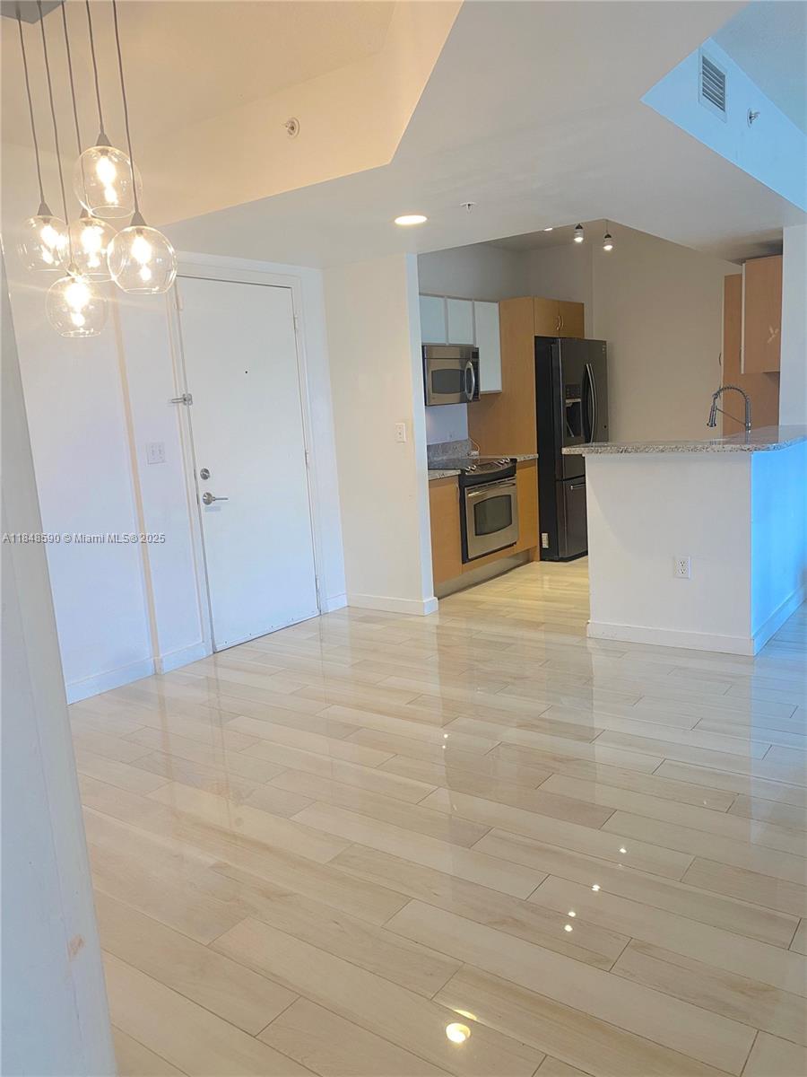 Beautifully updated 2-bedroom, 2-bath residence offering the perfect combination of comfort, style, and convenience. This bright apartment features ceramic tile flooring throughout and tastefully remodeled bathrooms, creating a fresh and modern ambiance. Ideally located within walking distance to restaurants, supermarkets, and endless entertainment options, it’s perfect for those who enjoy a vibrant lifestyle. The community provides resort-style amenities including a fitness center, pool, business center, movie theater, and more. Don’t miss the opportunity to rent this exceptional home in a prime location!