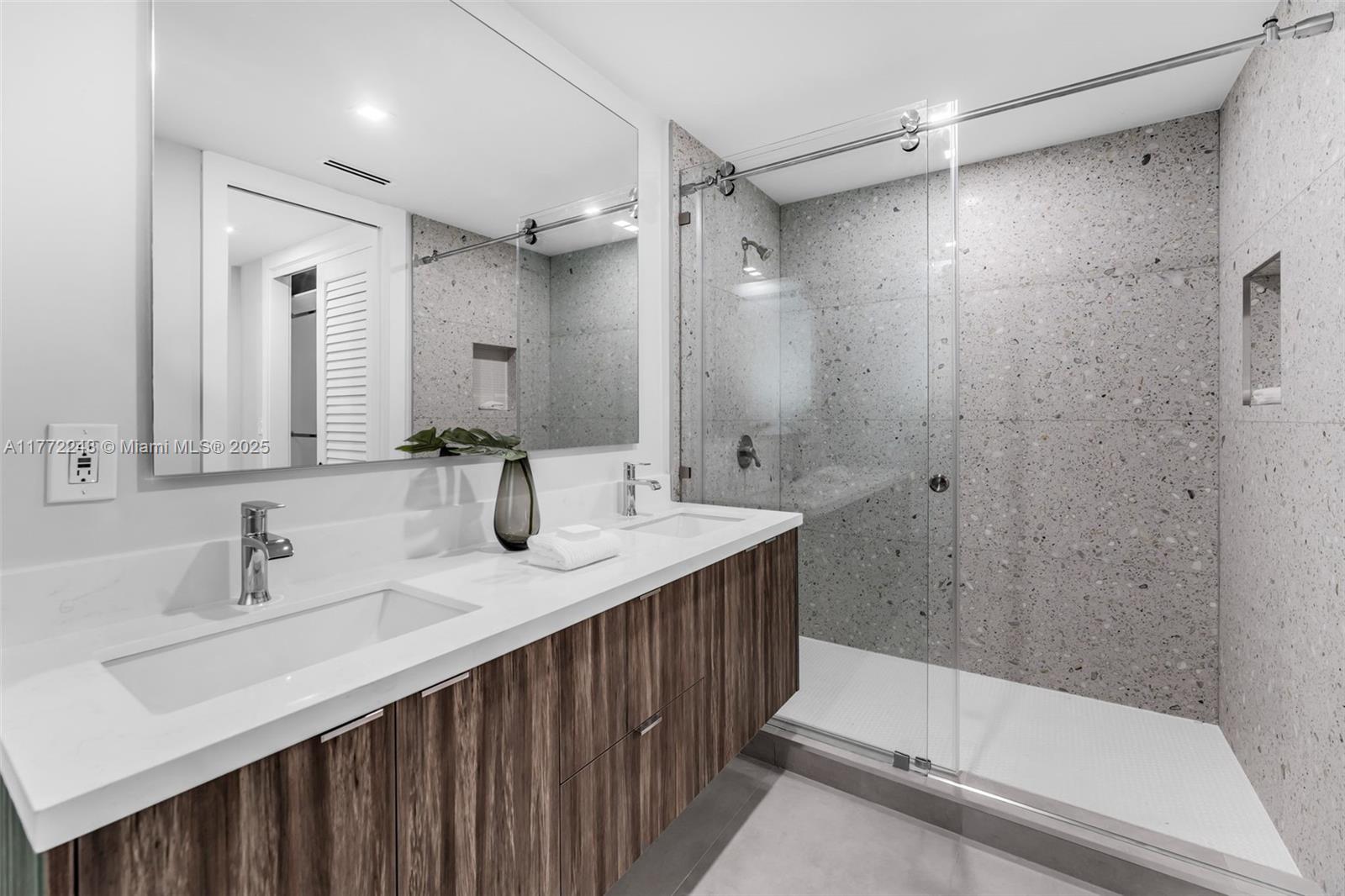 PINECREST MANOR 1ST ADDN - Residential