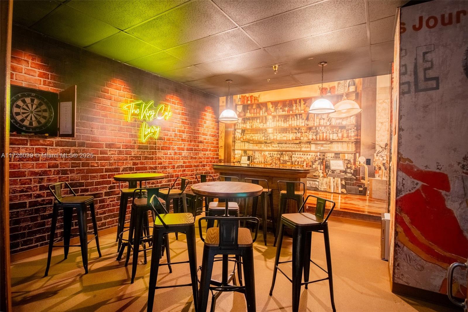 KING COLE CONDO - Residential